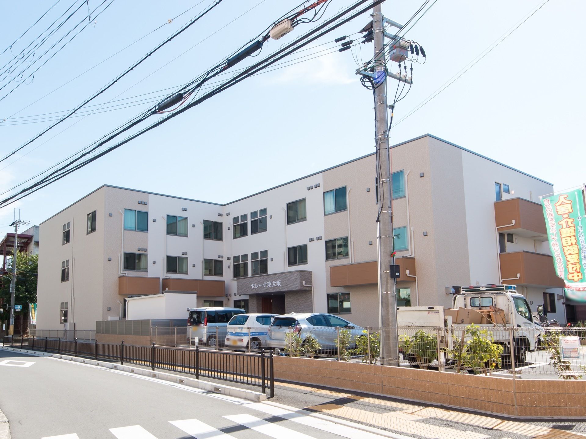 施設は大きな通りに面しており、駐車場が完備されているので交通の便が良い。大きな駐車場が完備されている。日当たり良好である。