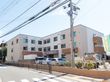 施設は大きな通りに面しており、駐車場が完備されているので交通の便が良い。大きな駐車場が完備されている。日当たり良好である。
