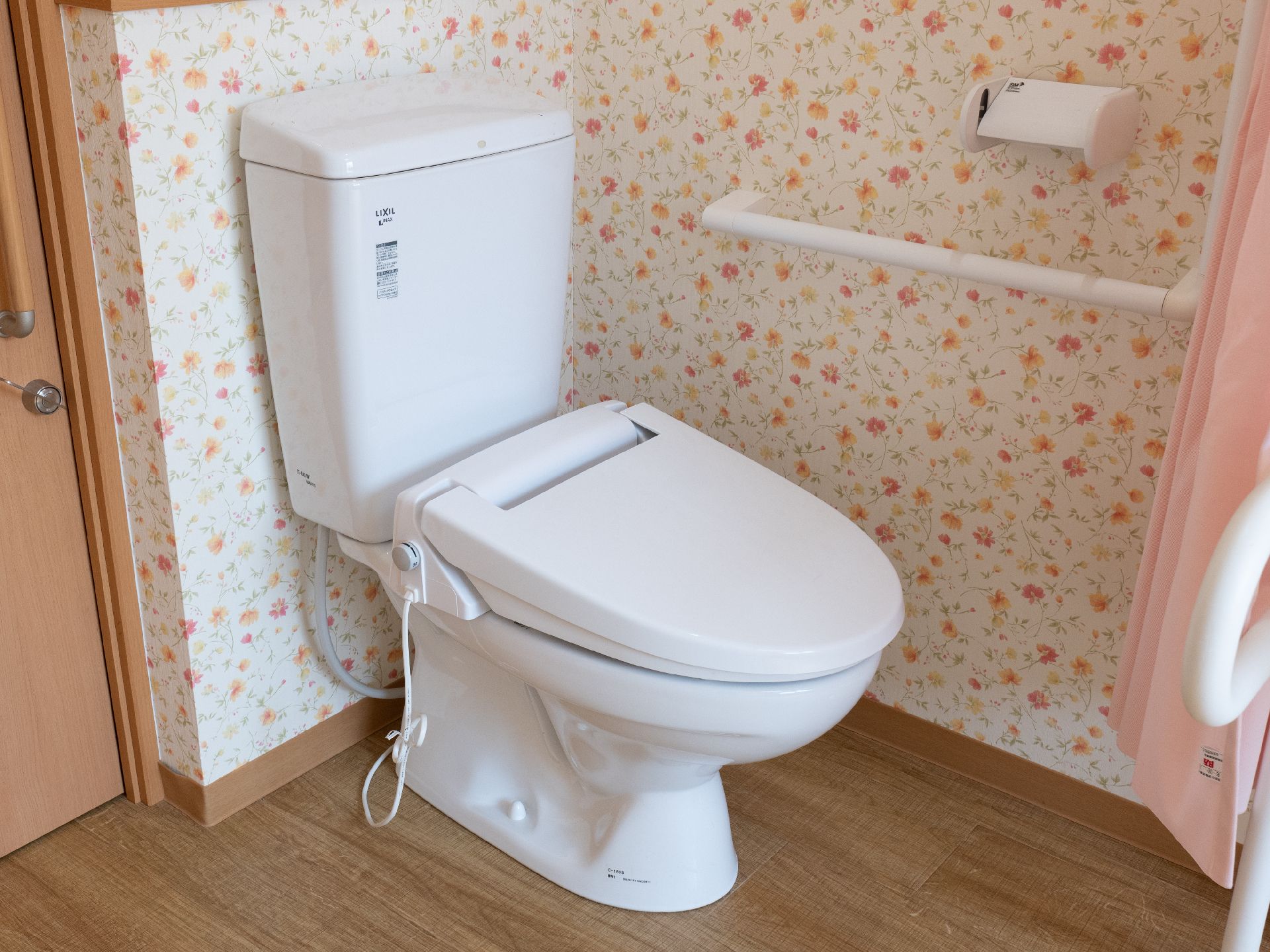 手すりに掴まりながらご利用いただけるトイレ