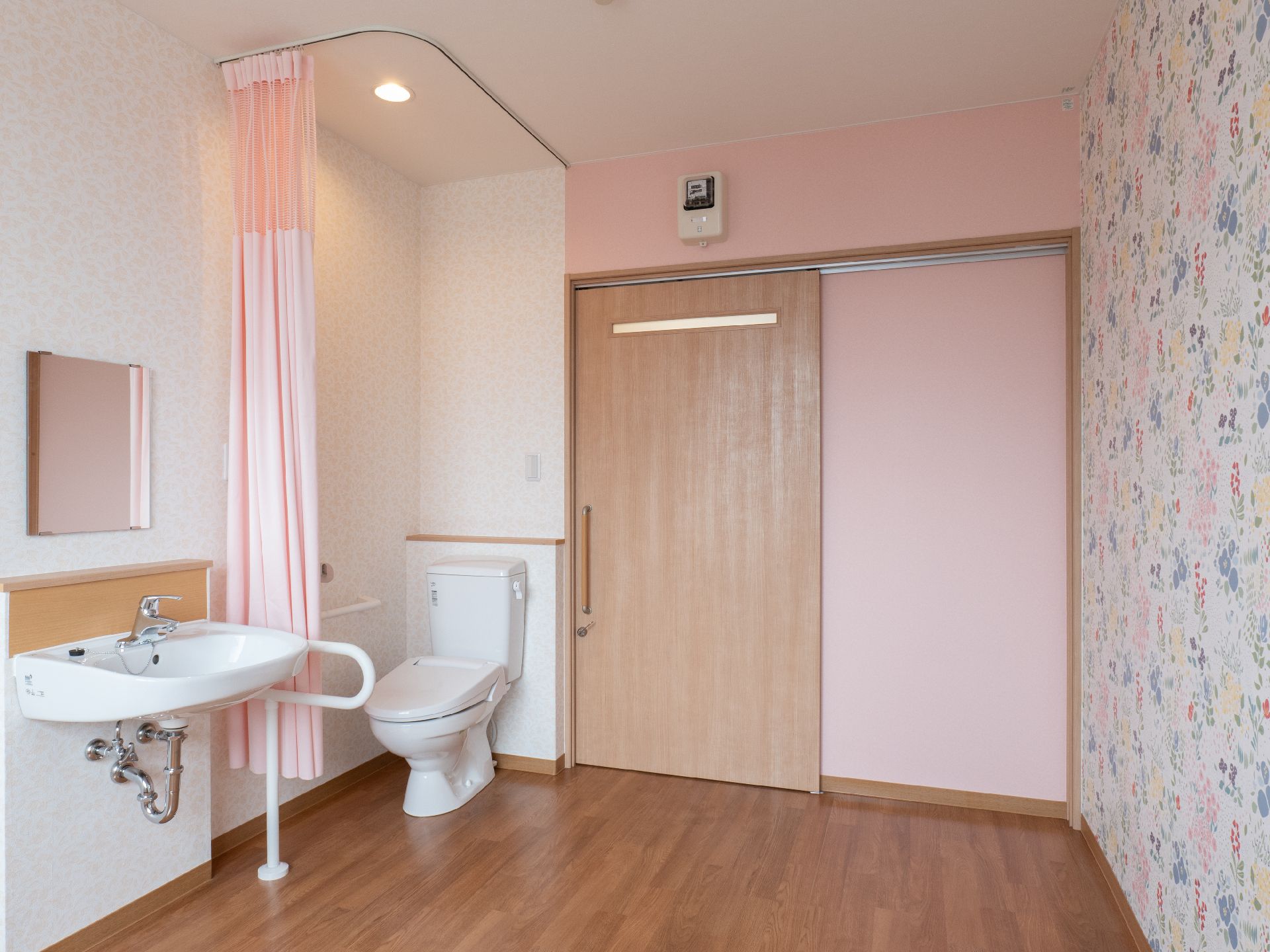 カーテンでトイレが仕切れるようになっている洗面台がある部屋
