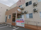静かな街角の介護施設外観