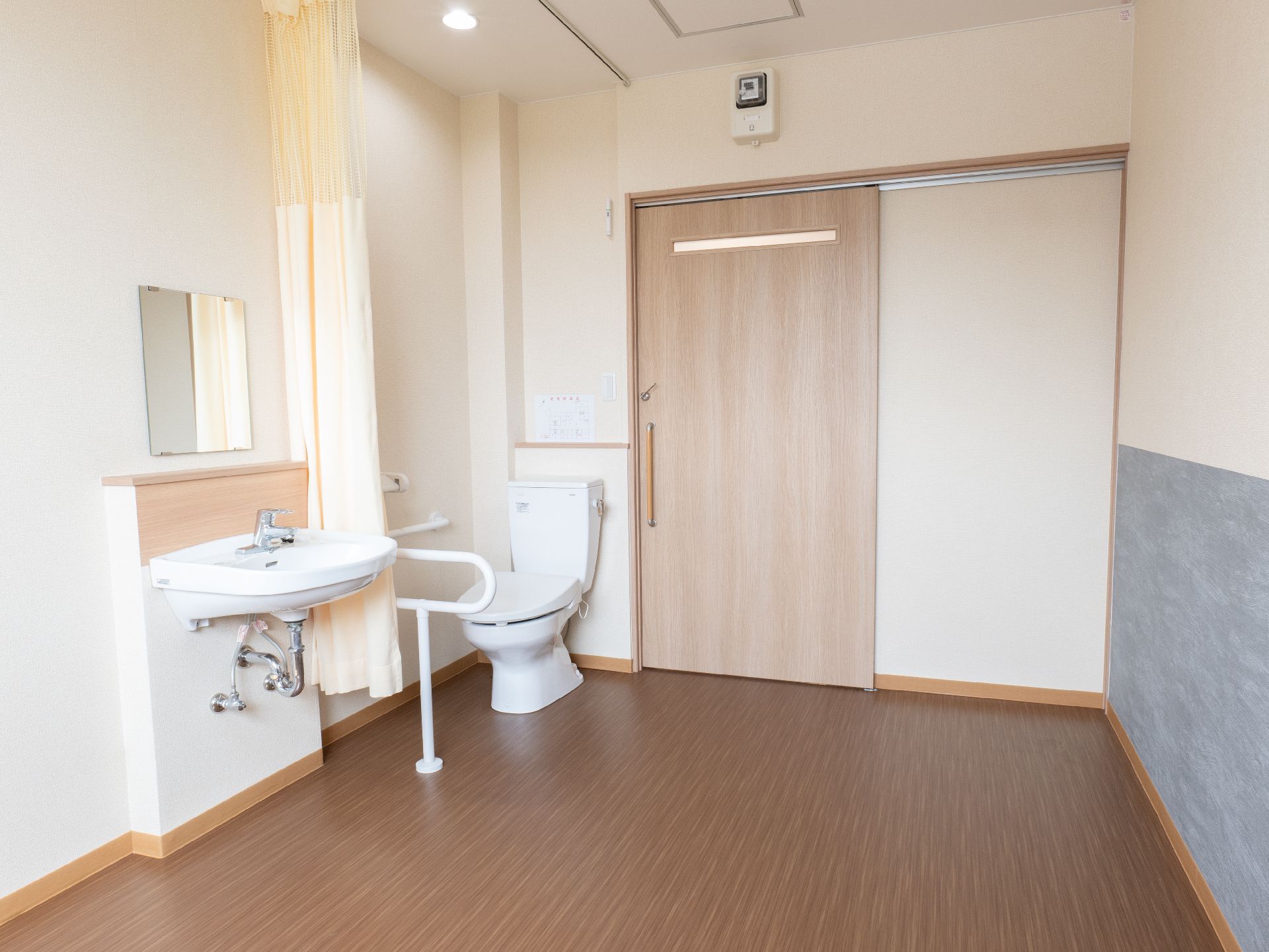 隅に洗面台とトイレが並んでいる部屋
