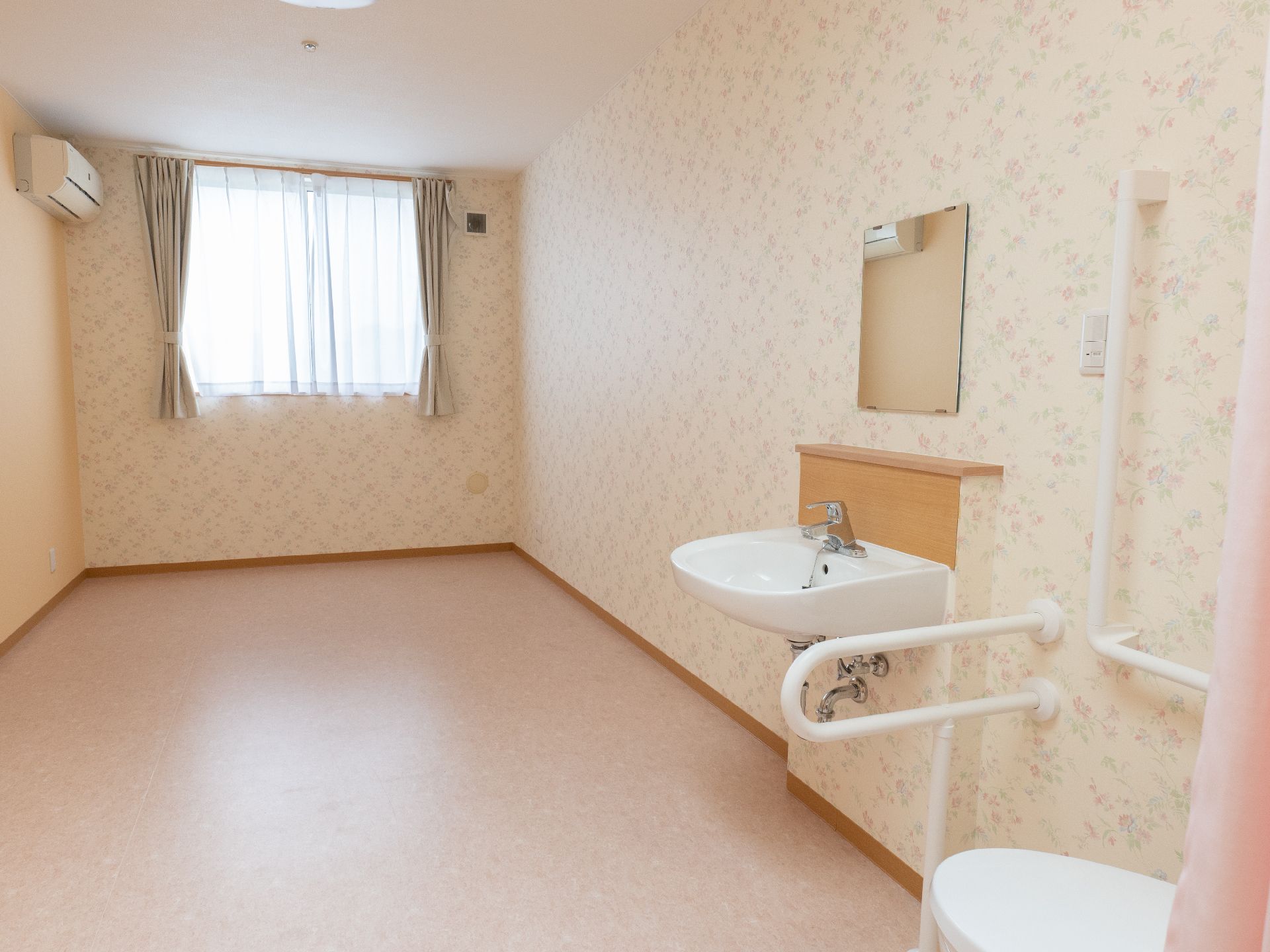 居室には、エアコンやトイレを完備