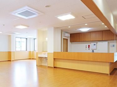 スタッフステーションがある施設内の共有スペース。何も置かれていない入居前のフロア
