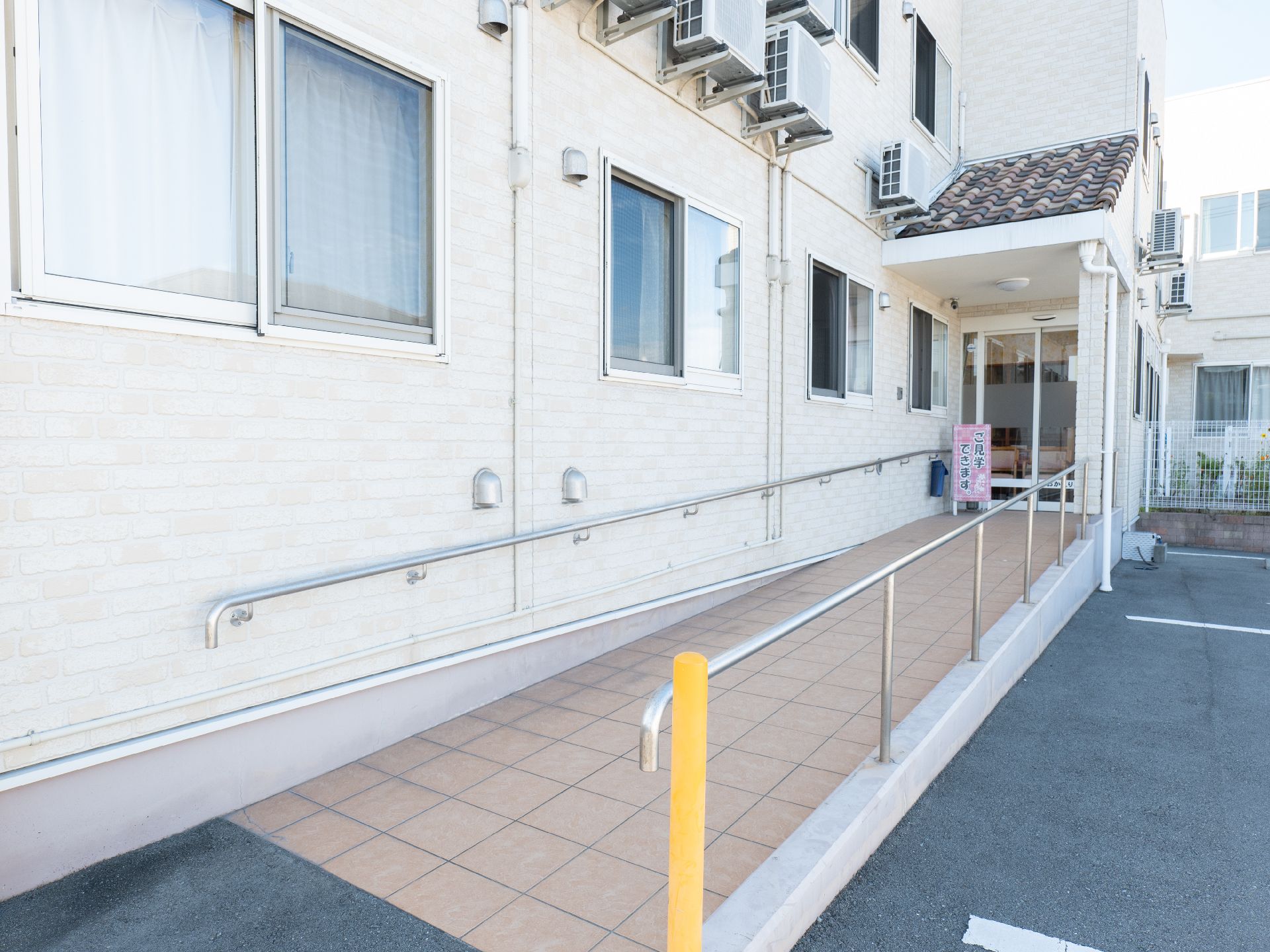 スロープが施されている玄関