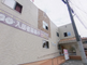 街角に建つ介護施設の外観