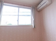 清潔で広々としたトイレのある部屋