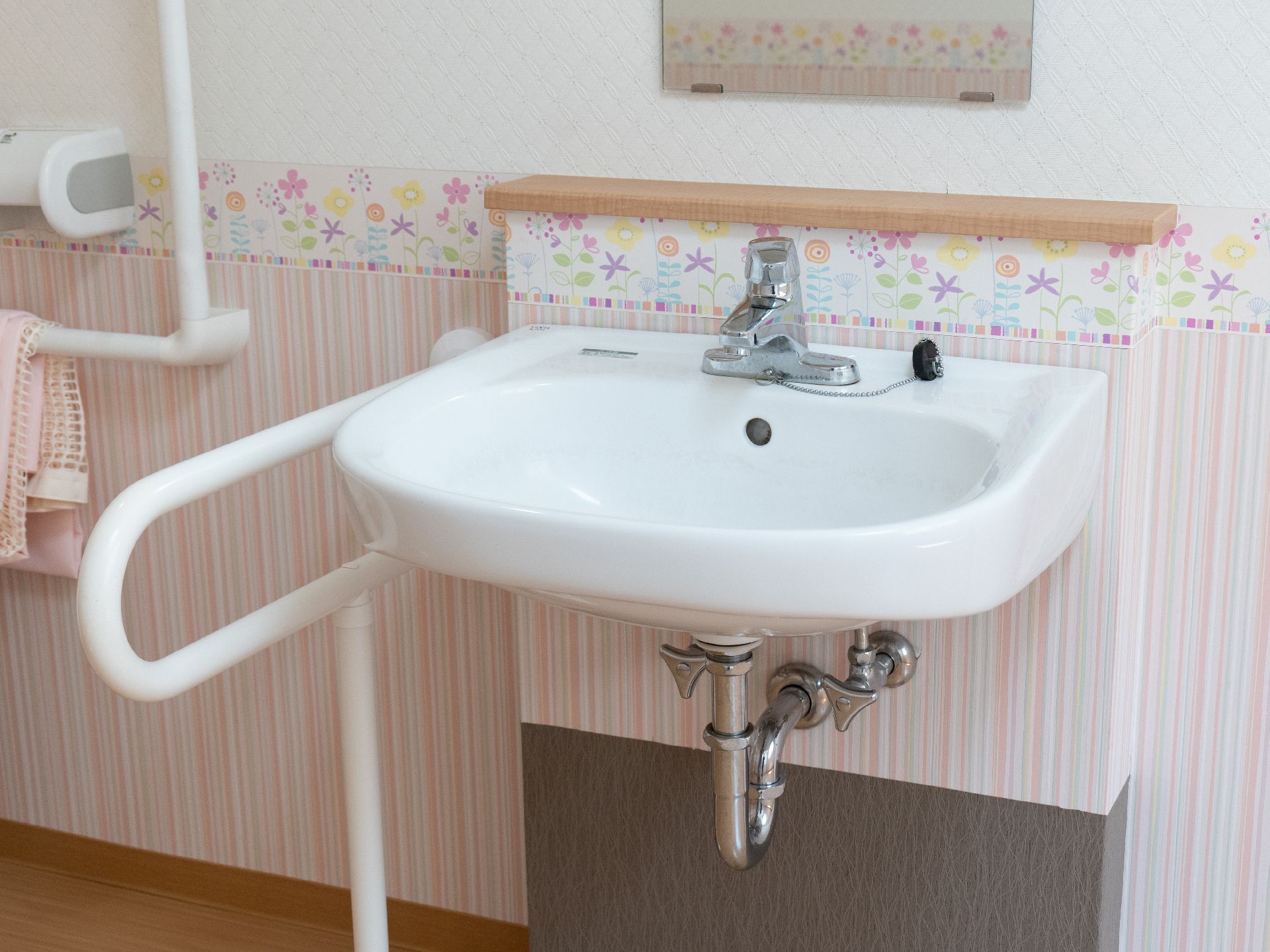 手すりを備えた洗面台