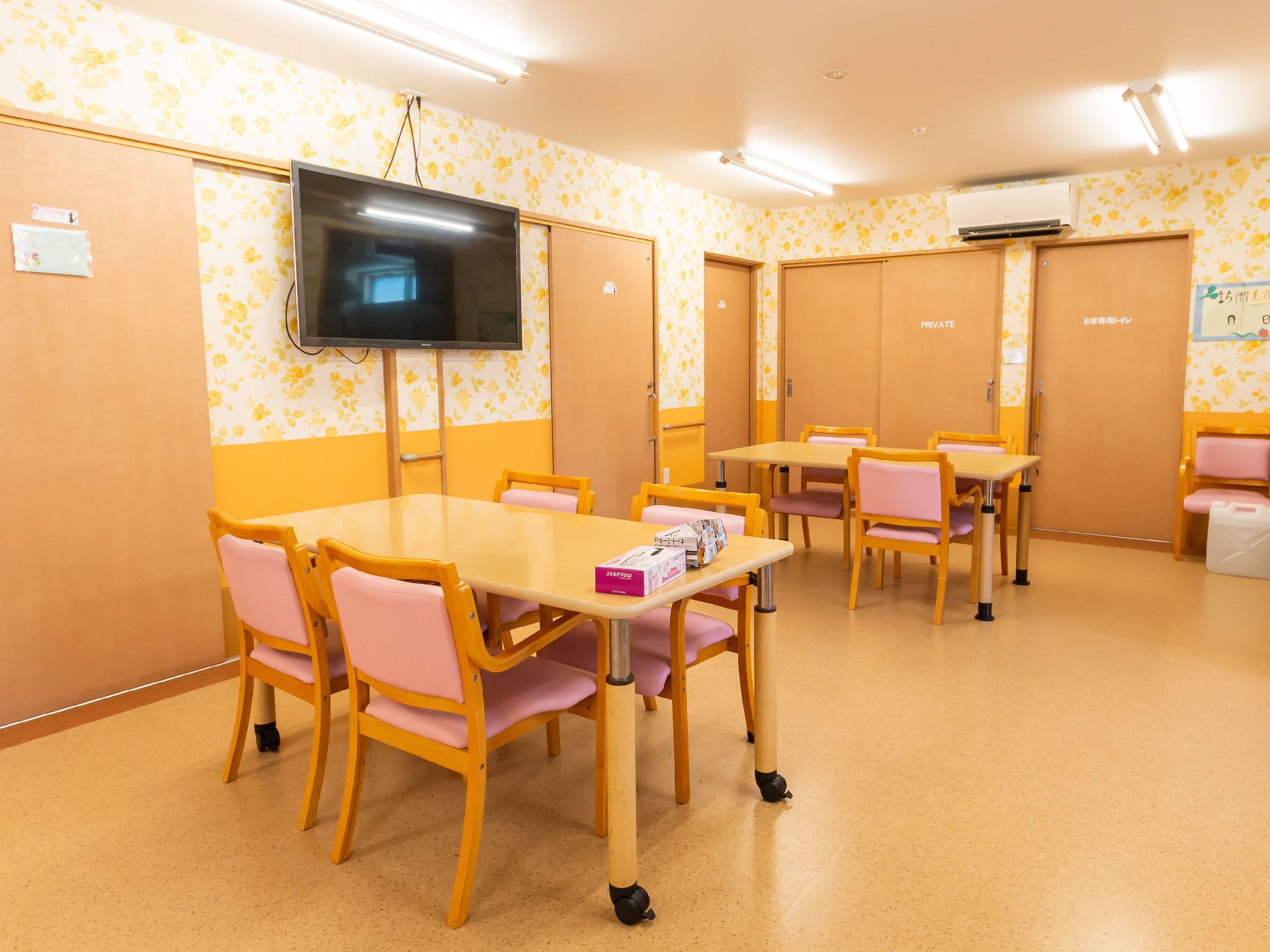 木製の机が並んだ扉に囲まれた広間