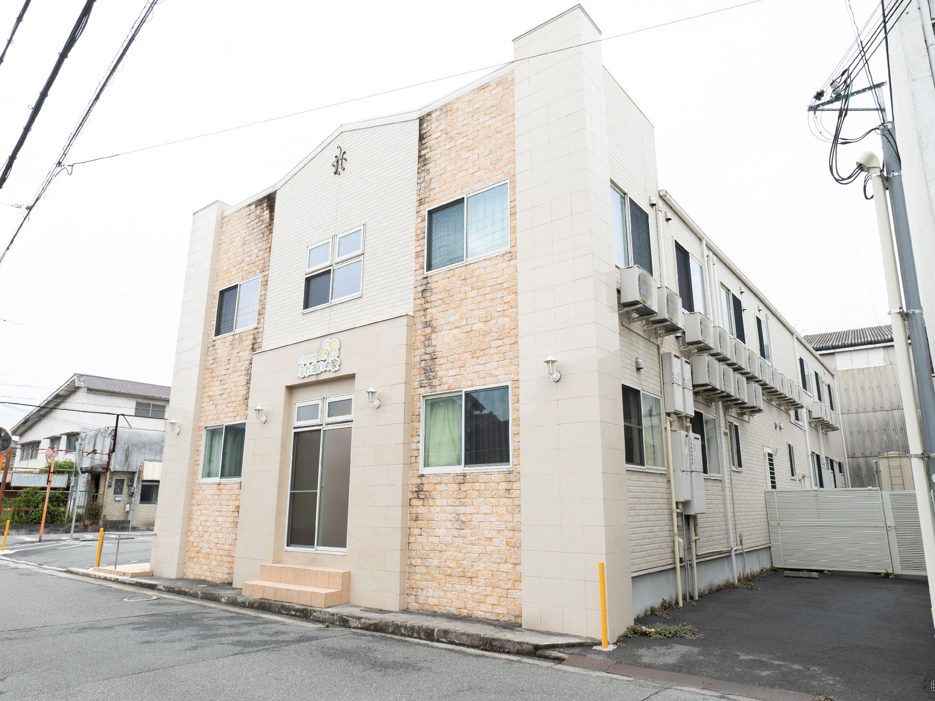 ２階建てであり、駐車場が近隣にある介護施設の外観