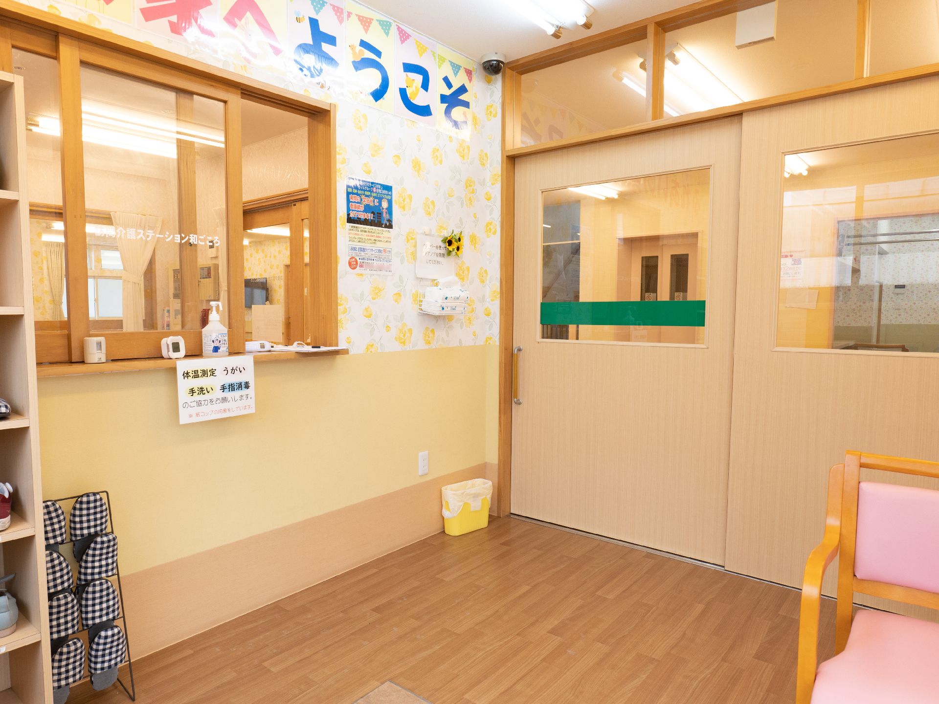 玄関のすぐそばにあり、施設を訪問した人が話しかけやすい受付