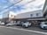 施設の建物は２階建てである。１階の外壁は茶系、２階の外壁は白となっている。玄関部分はひさしが突き出している。建物の前に駐車場がある。