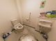 バリアフリー設計のトイレ空間