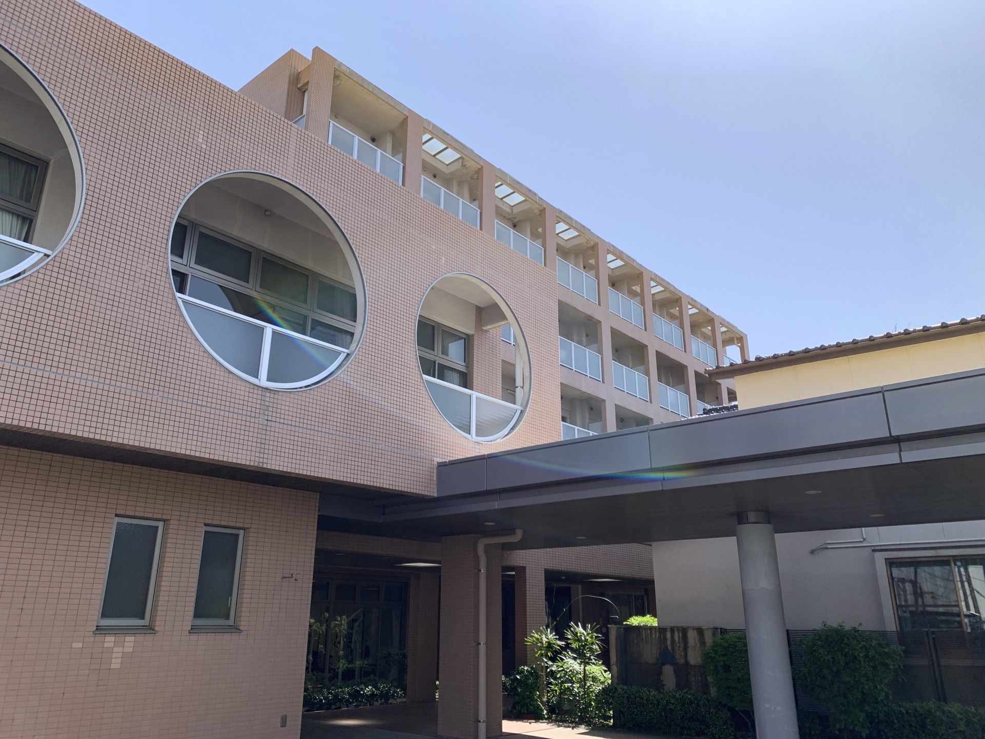 円形窓のある建物外観