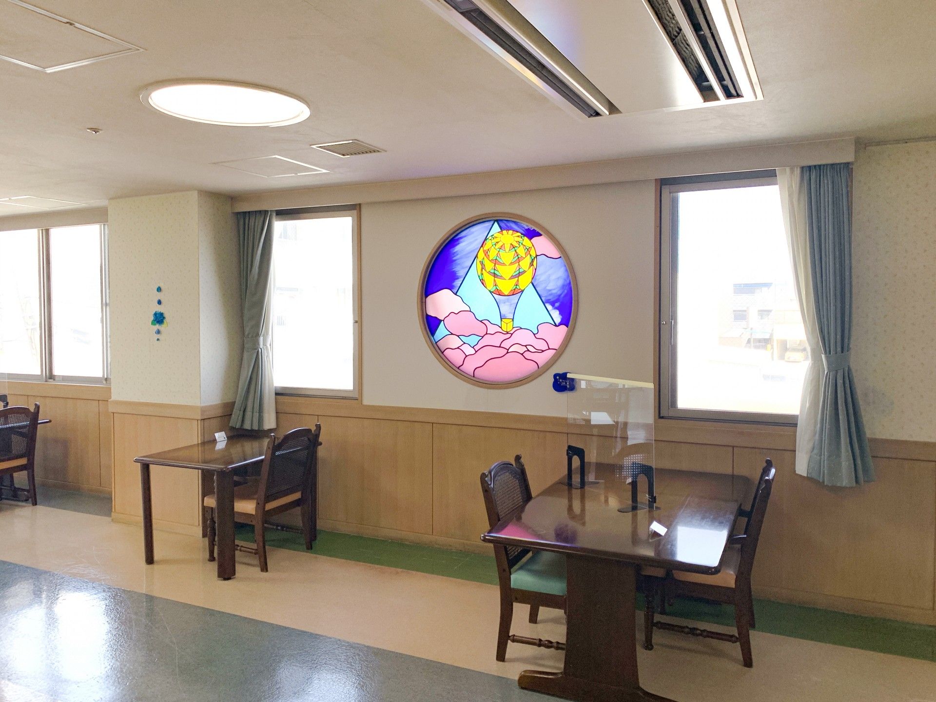 色鮮やかな壁画のある部屋