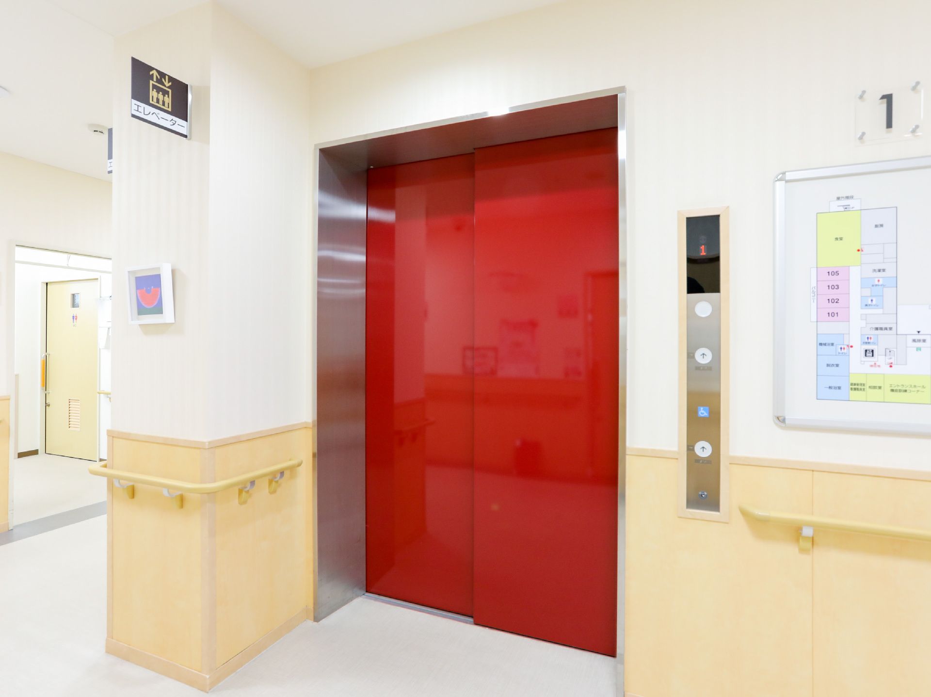 安全に利用できるように館内に手すりがついているエレベーター