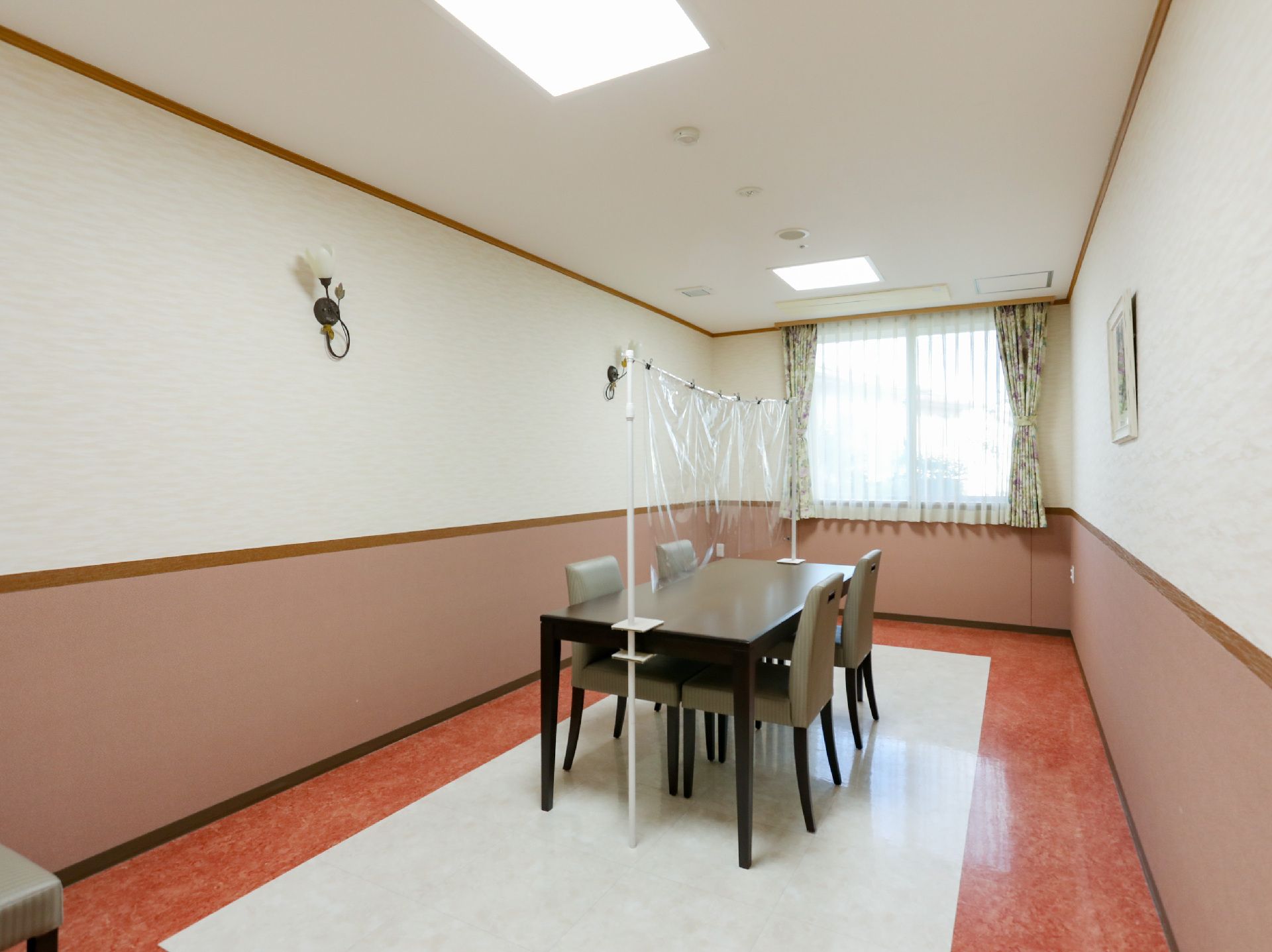 介護施設内の至るところに取り付けられたエアコン