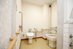 バリアフリーのトイレ空間