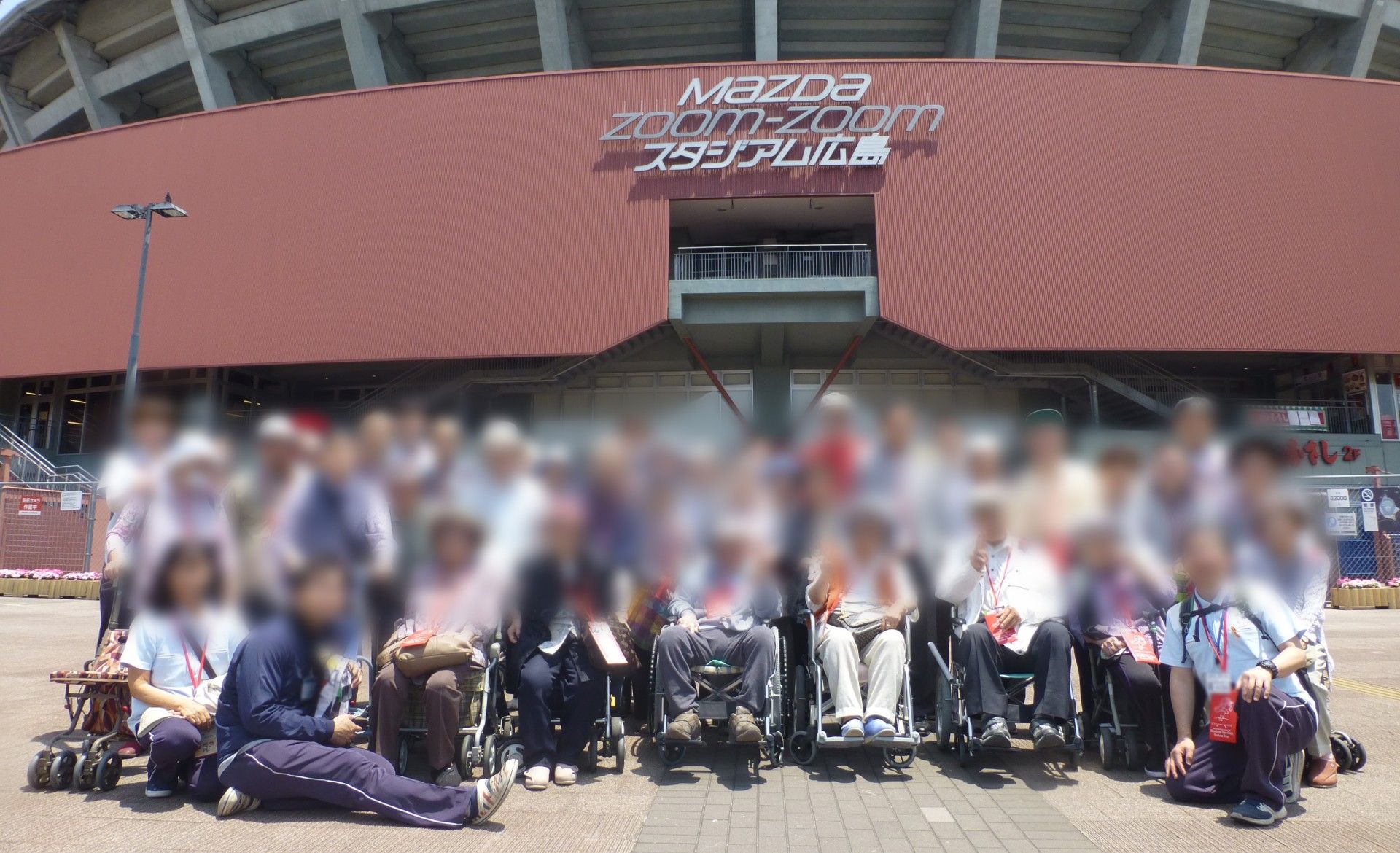 スタジアム前の集合写真