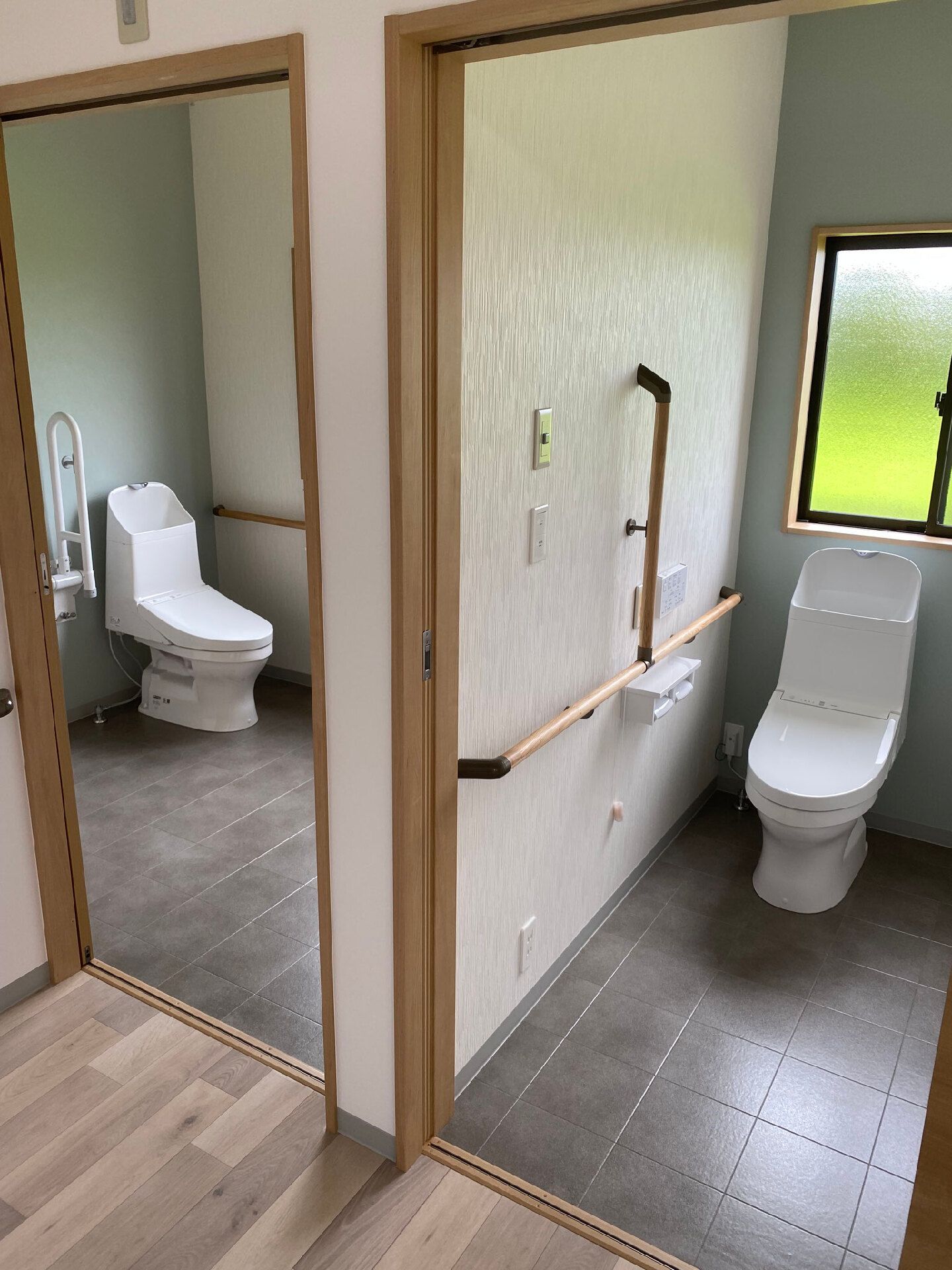 手すりや呼び出しボタンが設置されたトイレが二つ並んで設置され、それぞれ独立している。