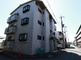 静かな住宅街の角に位置する風景
