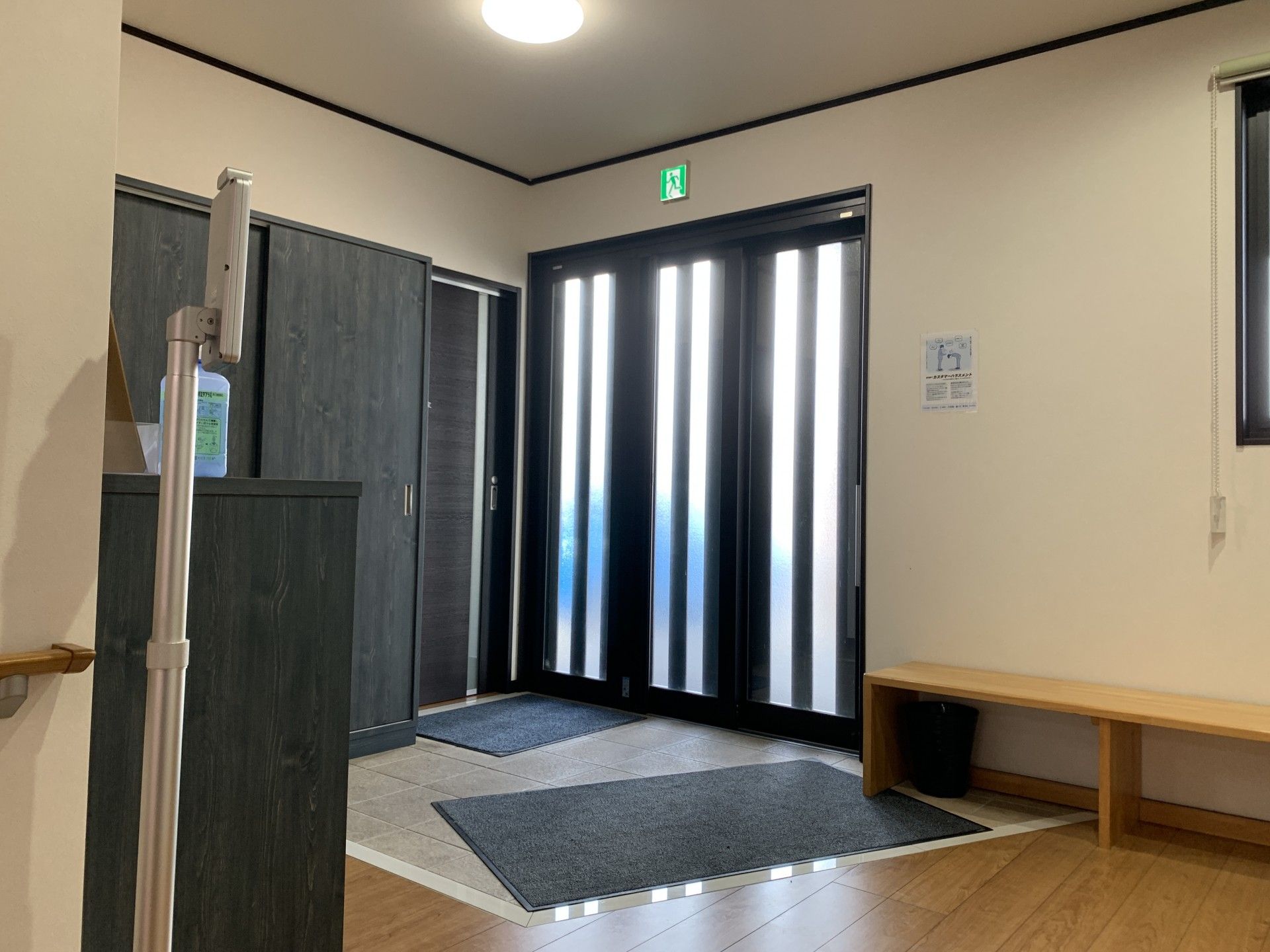 広い出入口のある空間