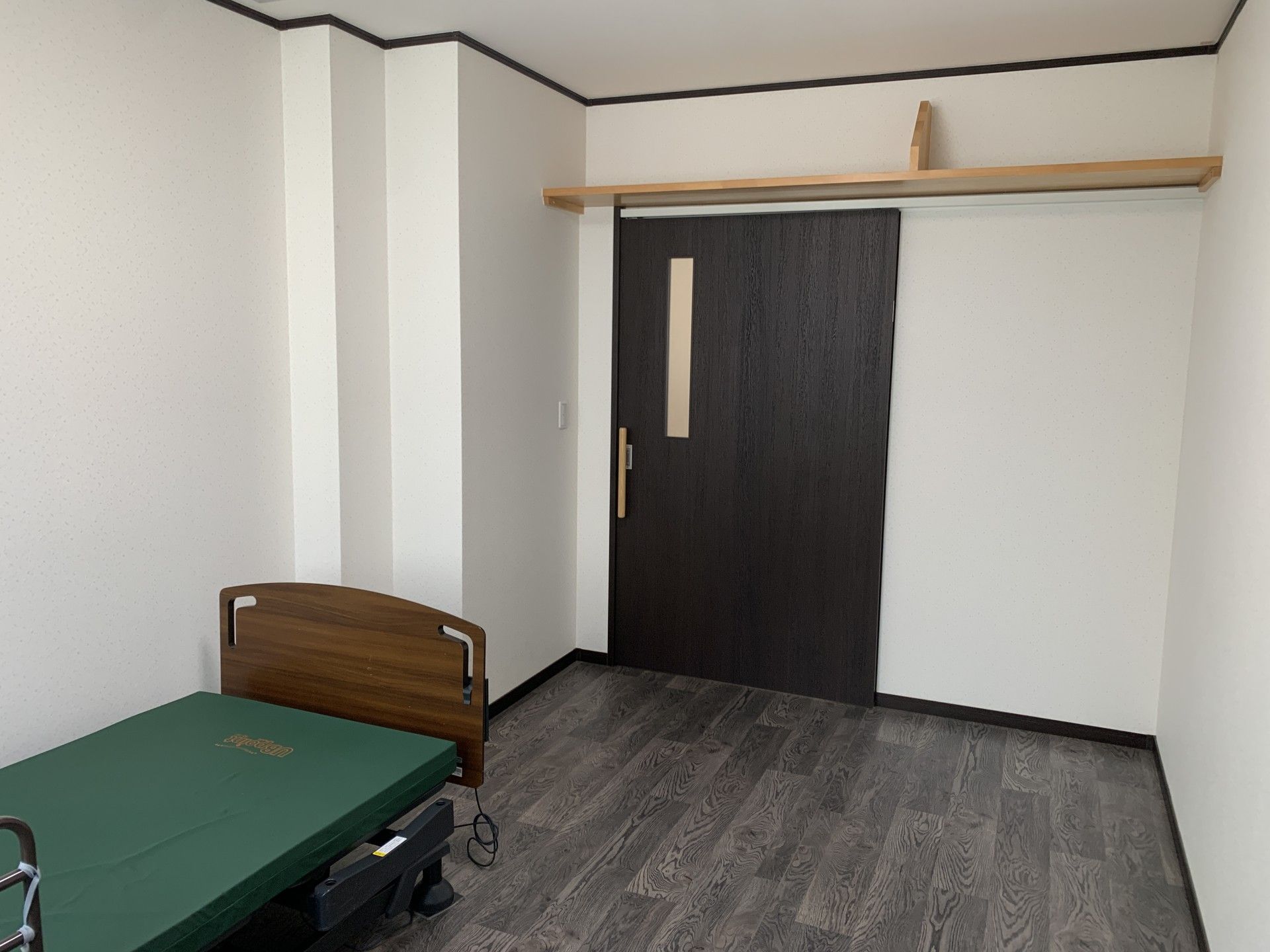 落ち着いた色調の個室