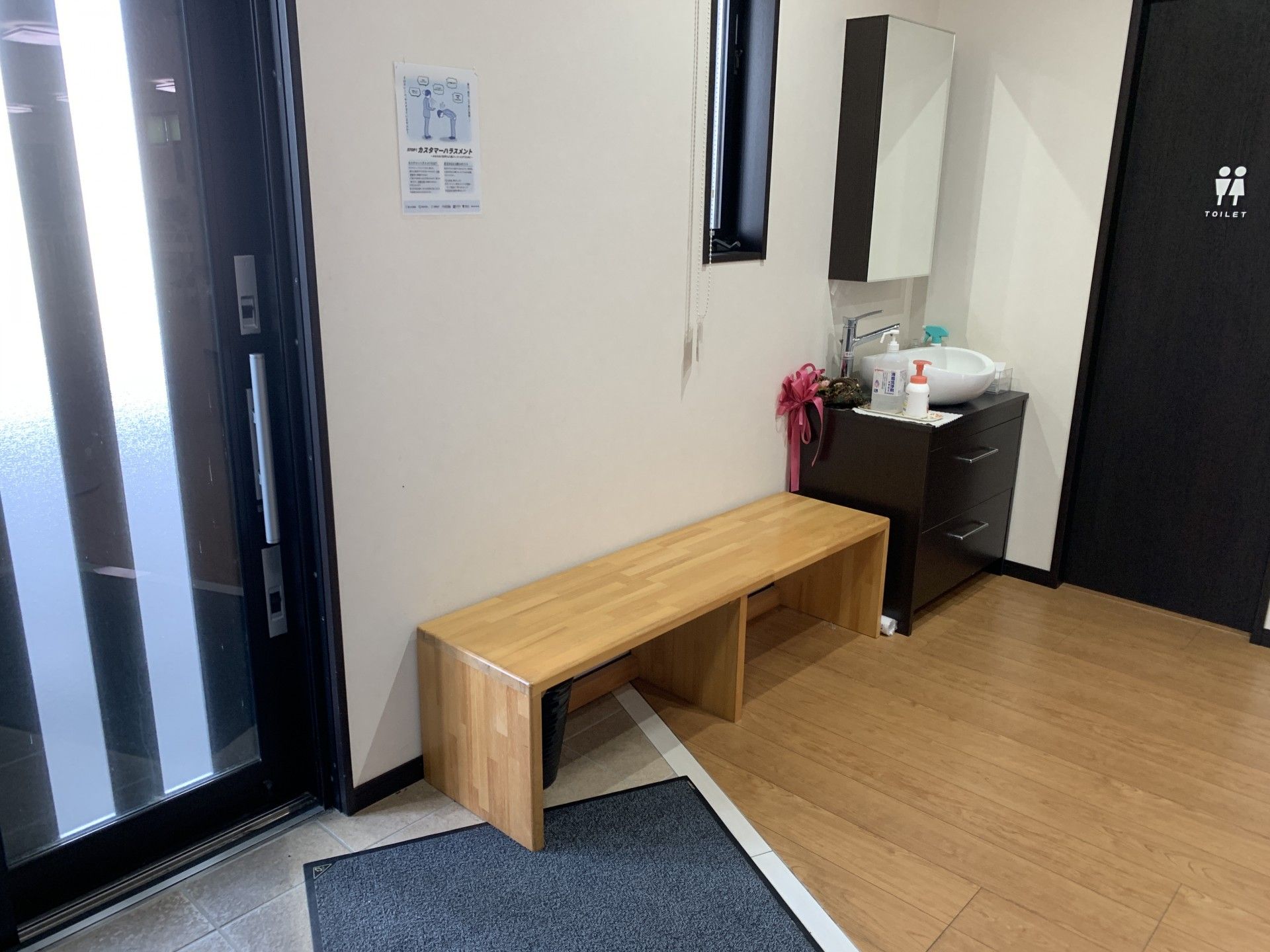 手洗い場とベンチのある入口