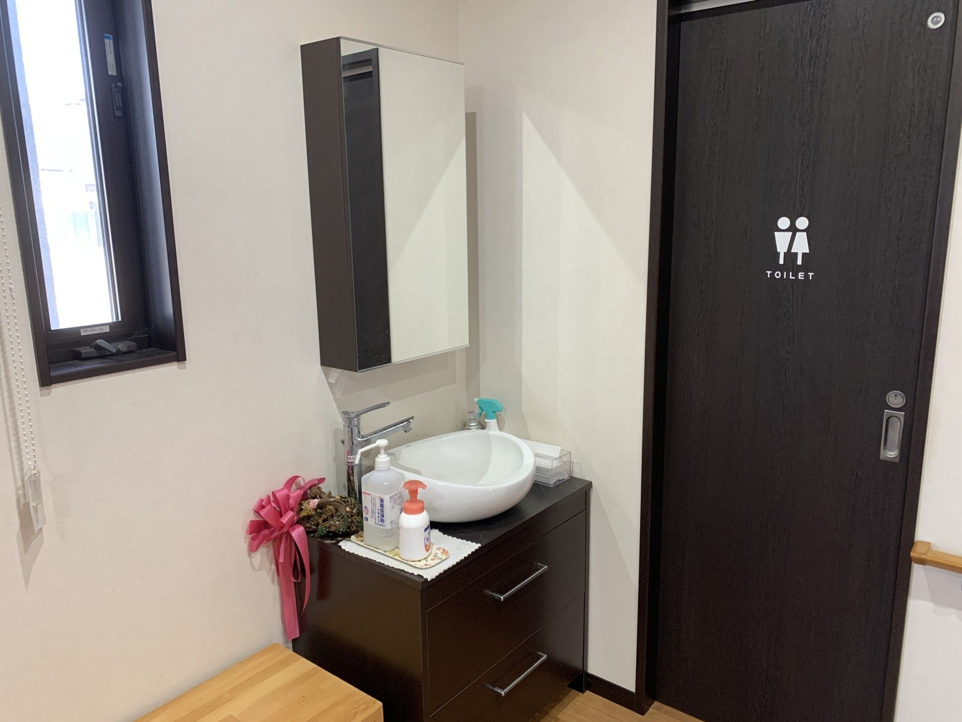 洗面台とトイレの入口