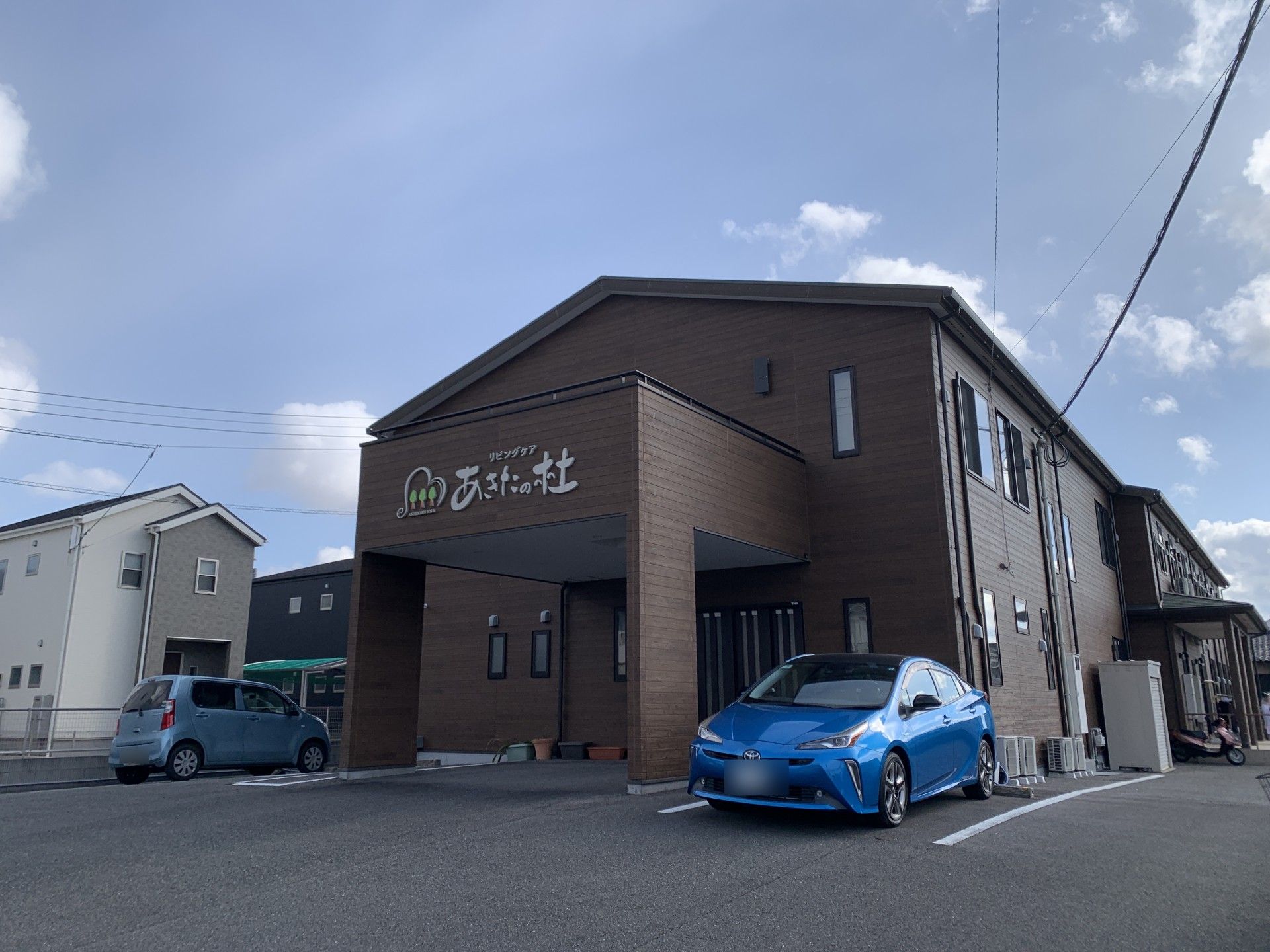 落ち着いた外観の建物