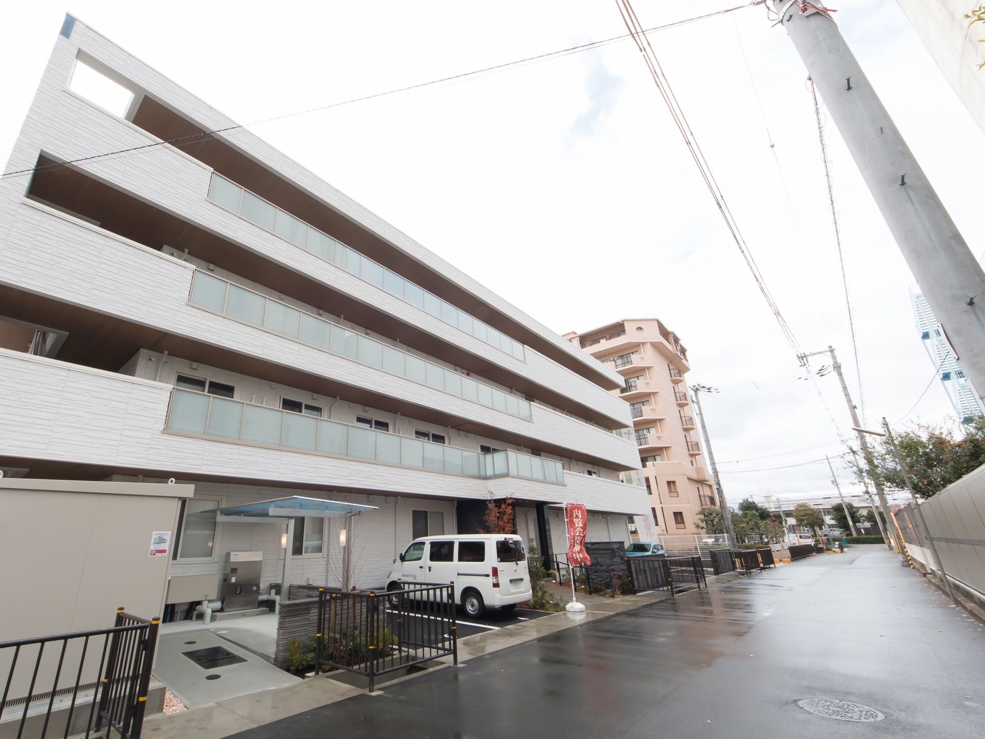 道路に面したところに建つ、４階建ての施設である。白色を基調とした、明るくシンプルなデザインに造られている。