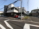 都市の角に位置する建物外観