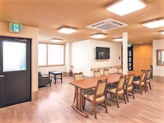 日当たりのいい共有スペース。手前にはダイニングテーブル、奥にはソファスペースがある。