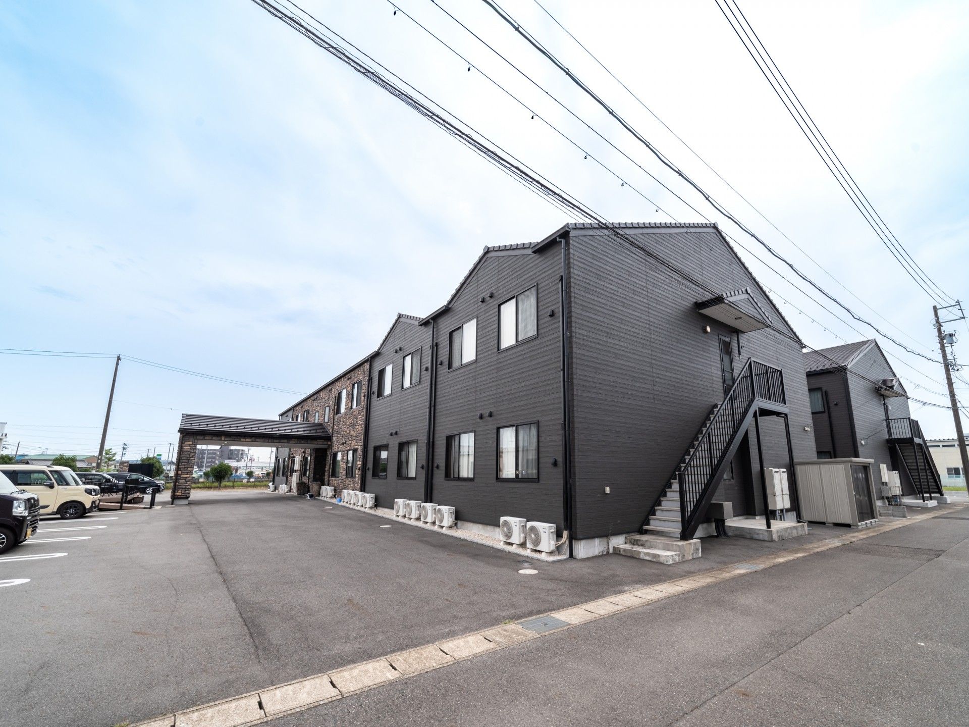 2階建ての介護付き有料老人ホームの外観