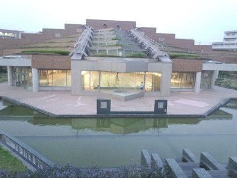 施設の周りには、温水プールや公園などの運動を行える場所が多く、入居者様同士の親睦を深めたり、気分転換したりできる。