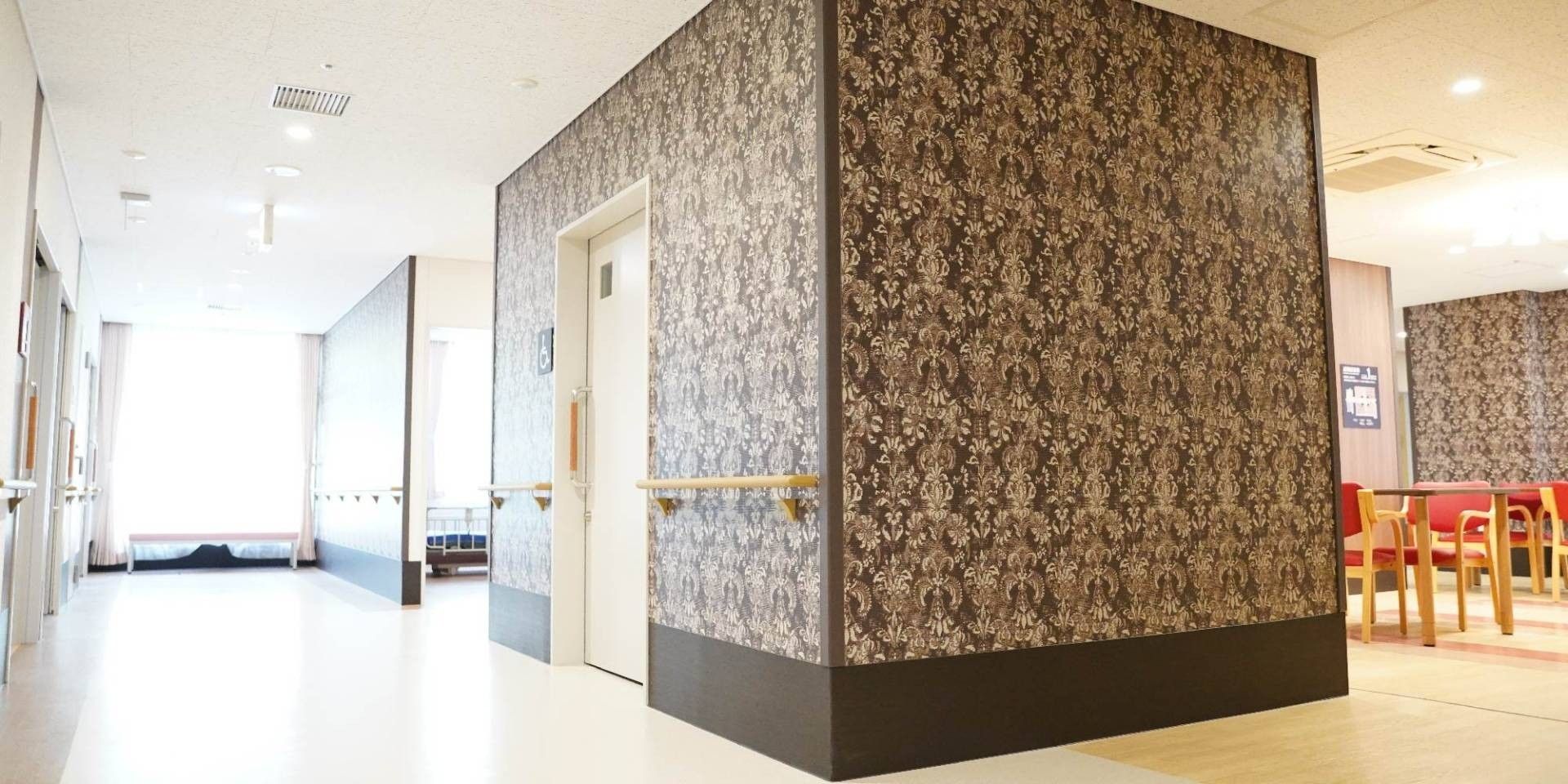 落ち着いた廊下の風景