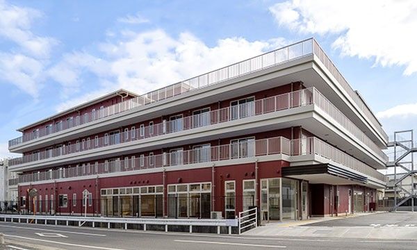 赤い外壁の建物正面