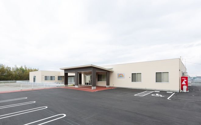 広々とした駐車場のある建物