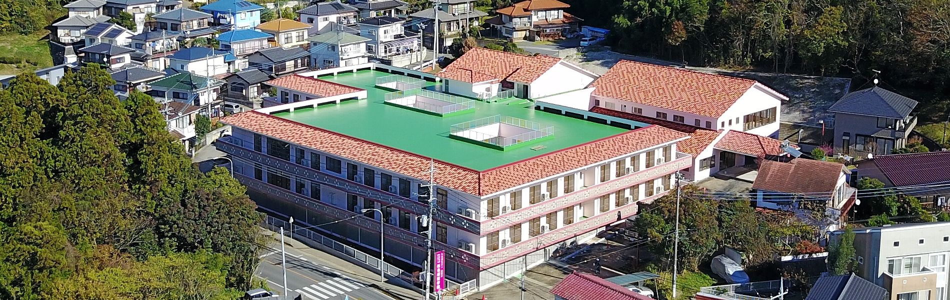 広々とした施設の外観