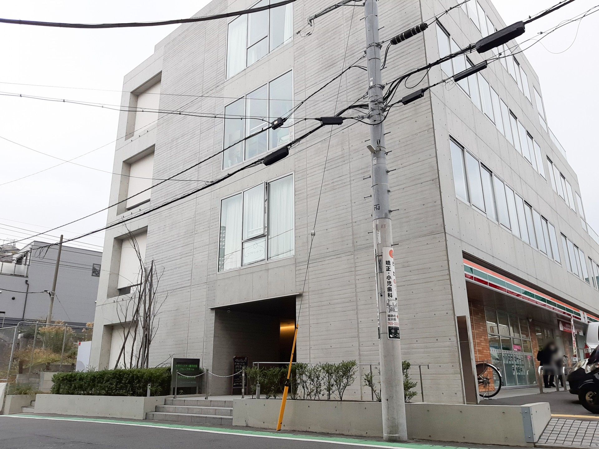 モダンな建物のエントランス