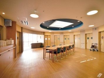 長細いダイニングテーブルが中央に置かれたダイニング。奥には眺望ラウンジがある。