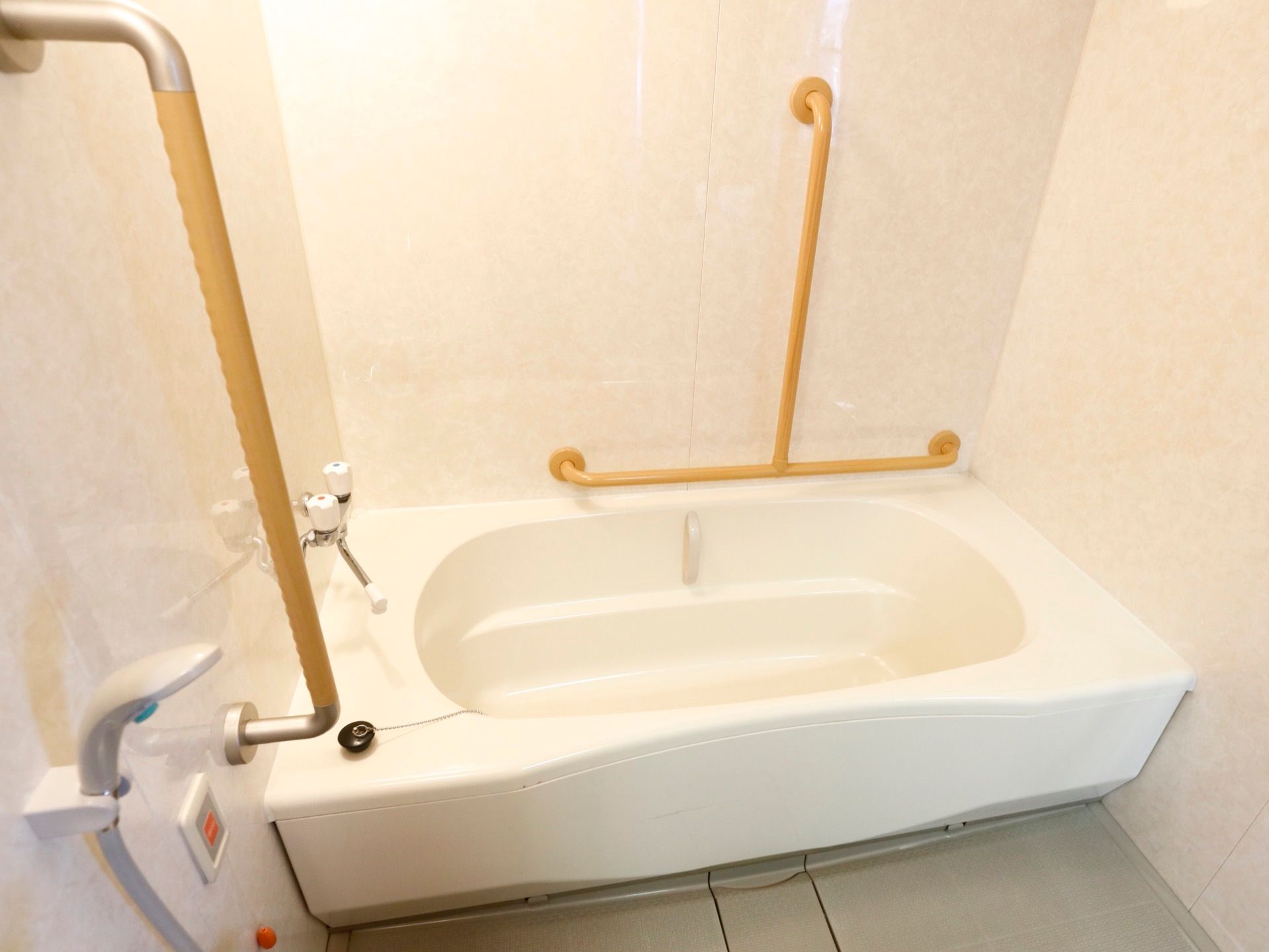 浴室の浴槽内には縦型の小さな取っ手がある。入居者様はそれを掴みながら安全に湯船に浸かることができる。