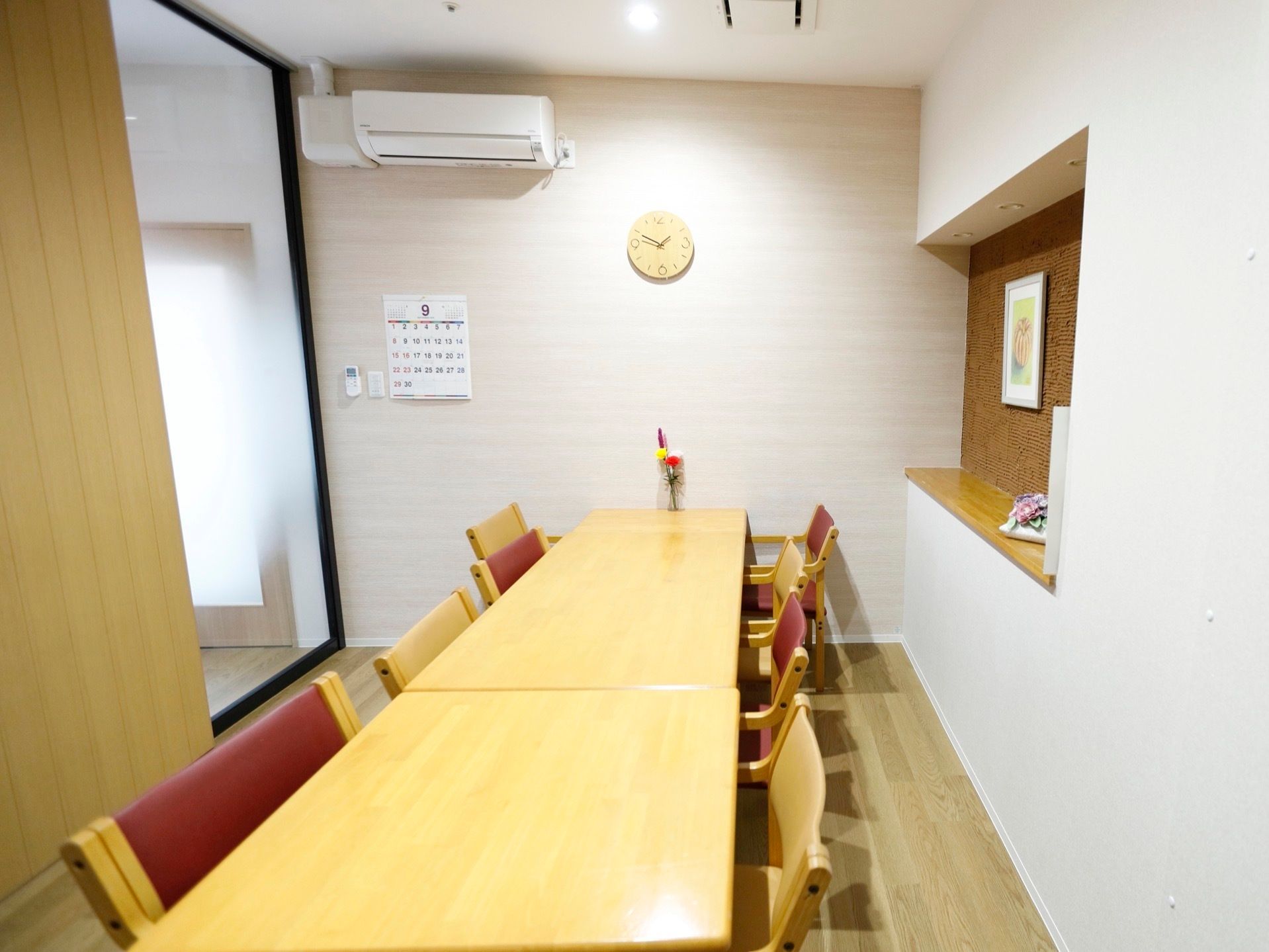 明るい談話室の壁にはカレンダーを設置している。入居者様は月日などをいつでも気軽に確認することができる。