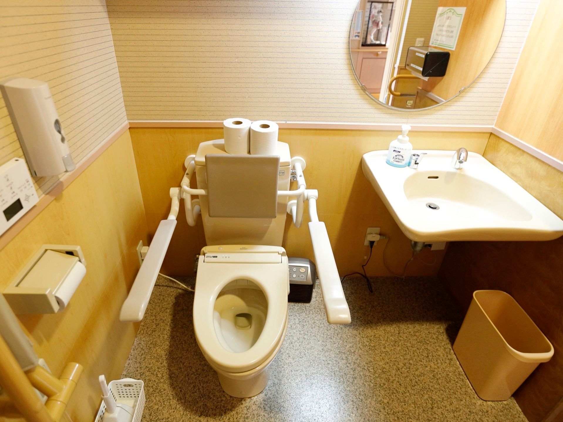 トイレのロータンクの上にはトイレットペーパーが置いてある。必要に応じてペーパーホルダーに付け替えて使用できる。
