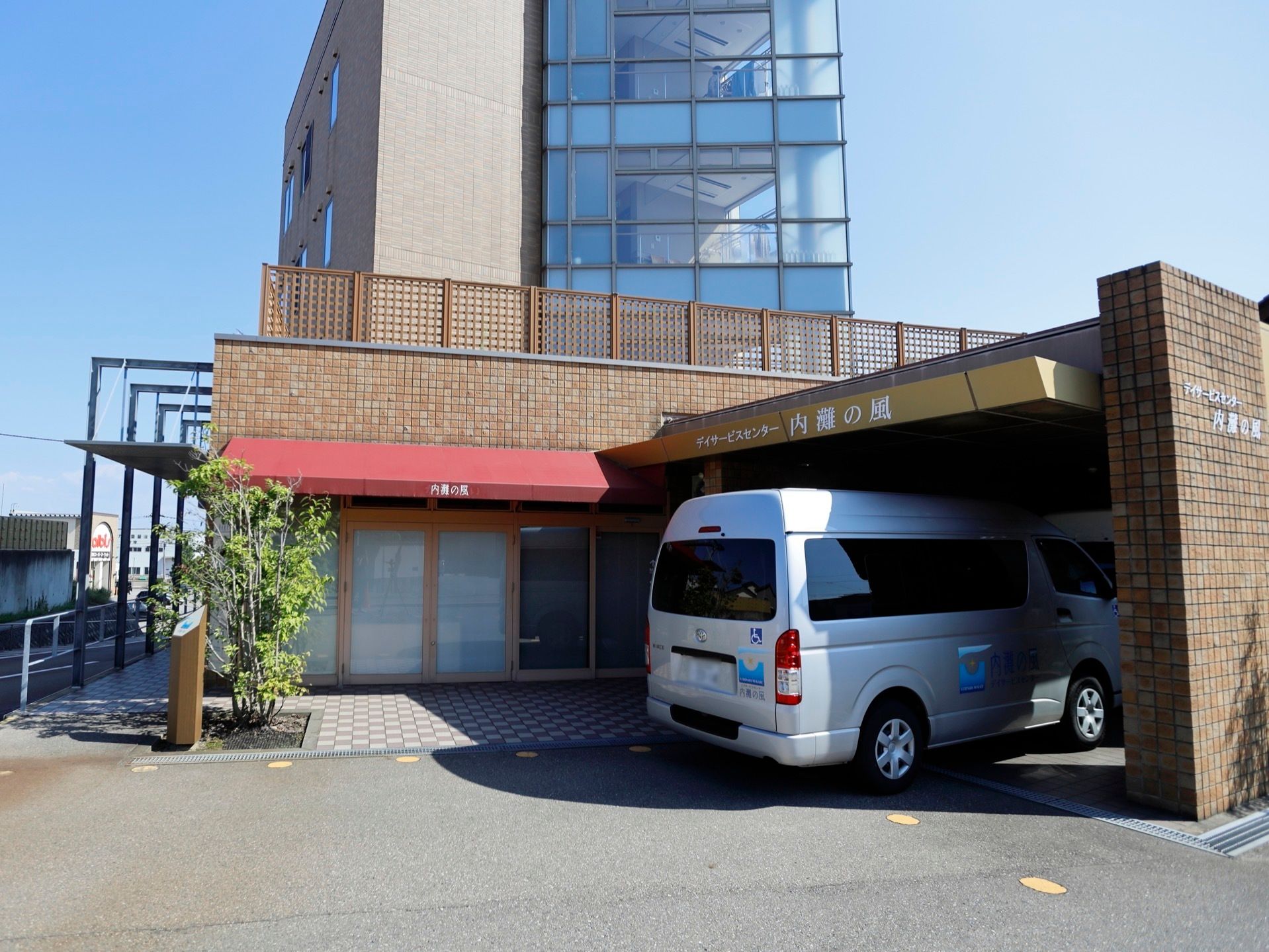 玄関の前に車両を進入させることができる。入居者様は速やかに乗降ができ、スムーズに施設内へ入ることが可能である。