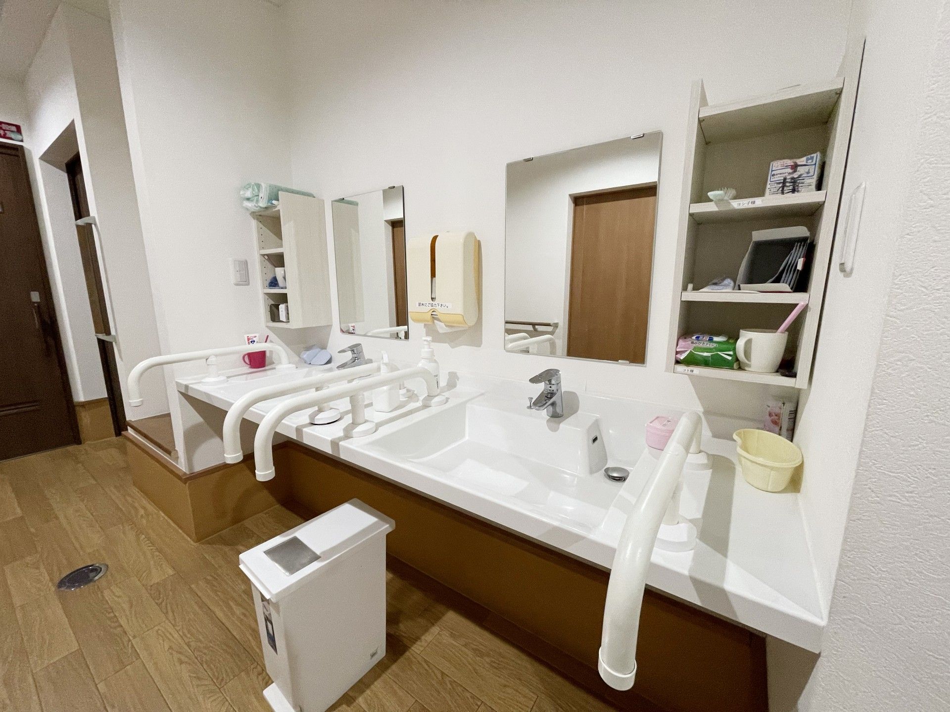 三角形の屋根の下にスタッフが並んでいる