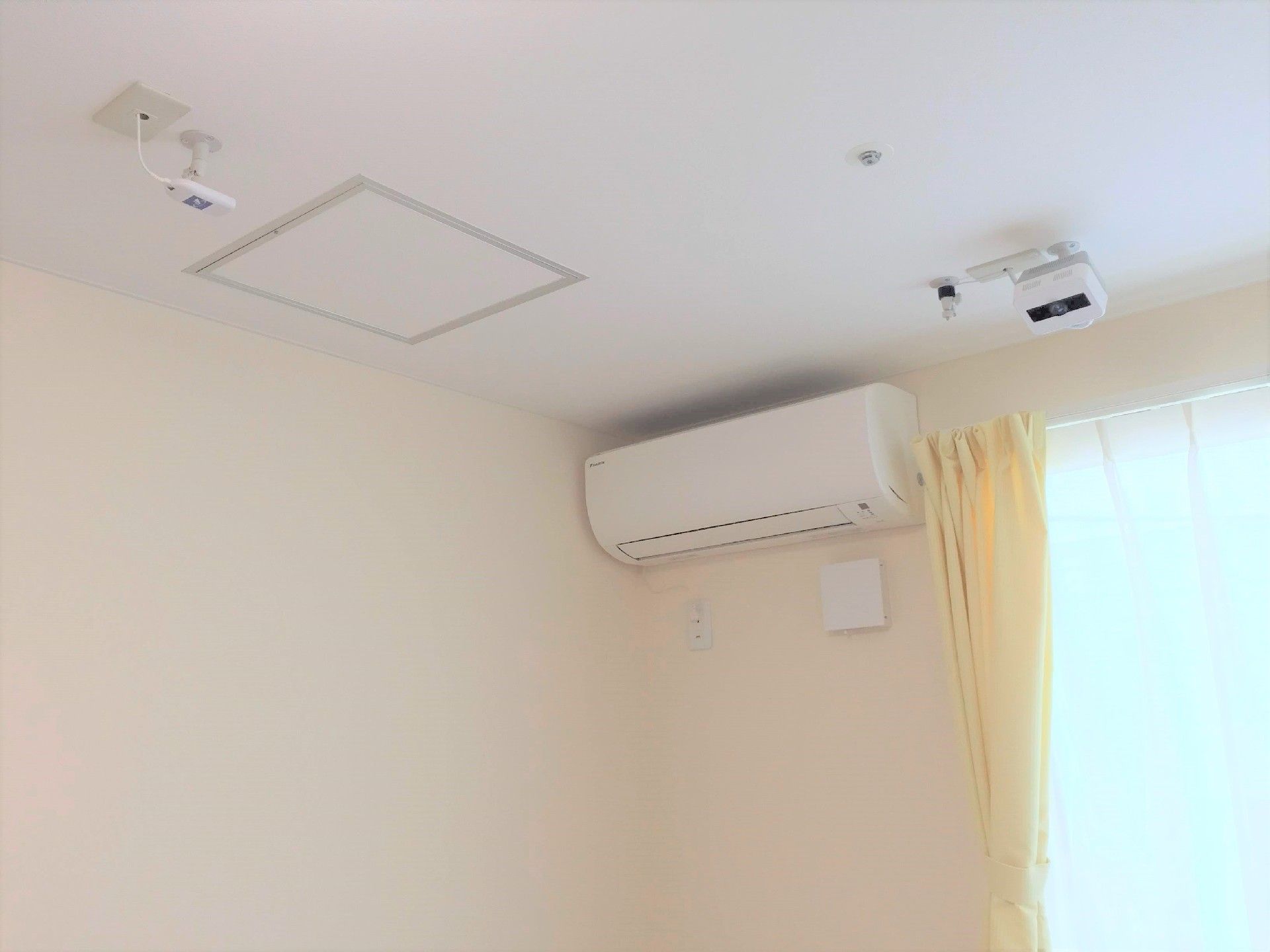 居室の天井付近。エアコンのほか、入居者を見守るためのＡＩセンサーが設置されている。