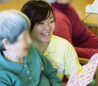 笑顔で交流する様子