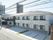 ２階建ての建物は白壁に瓦屋根といった和風建築で、駐車場もある。