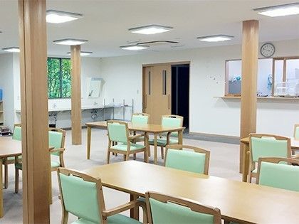 太い柱が複数本立っている施設内のリビングスペースの様子